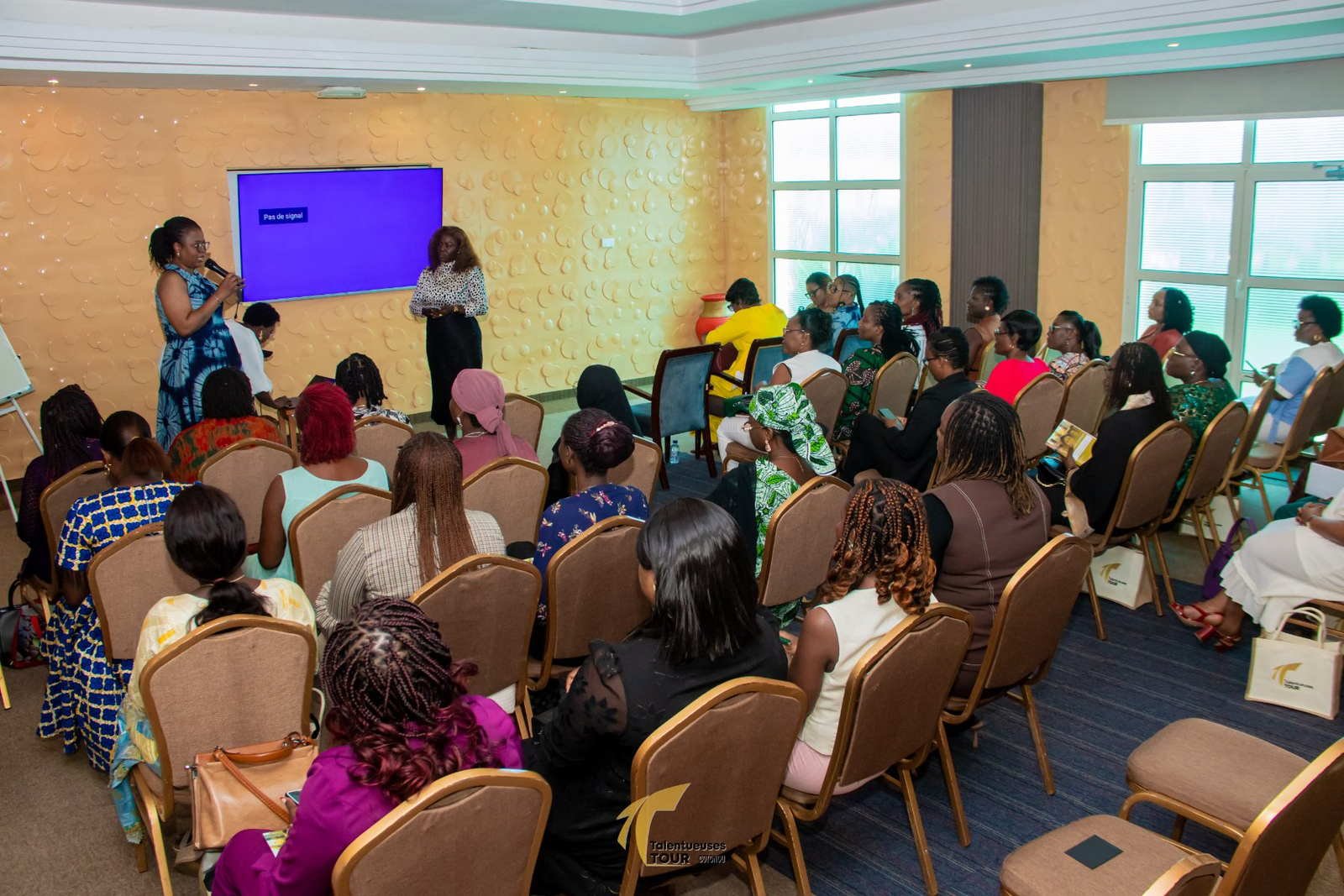 Salle comble pendant une session de la Talentueuses Tour à Ouagadougou