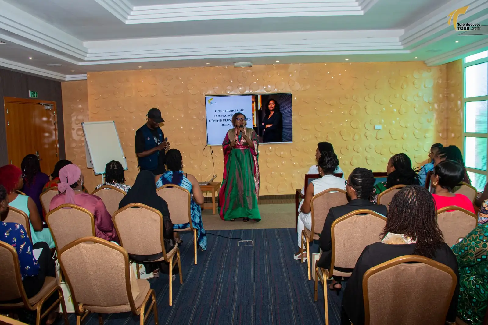 Salle de conférence pendant une session de la Talentueuses Tour à Ouagadougou